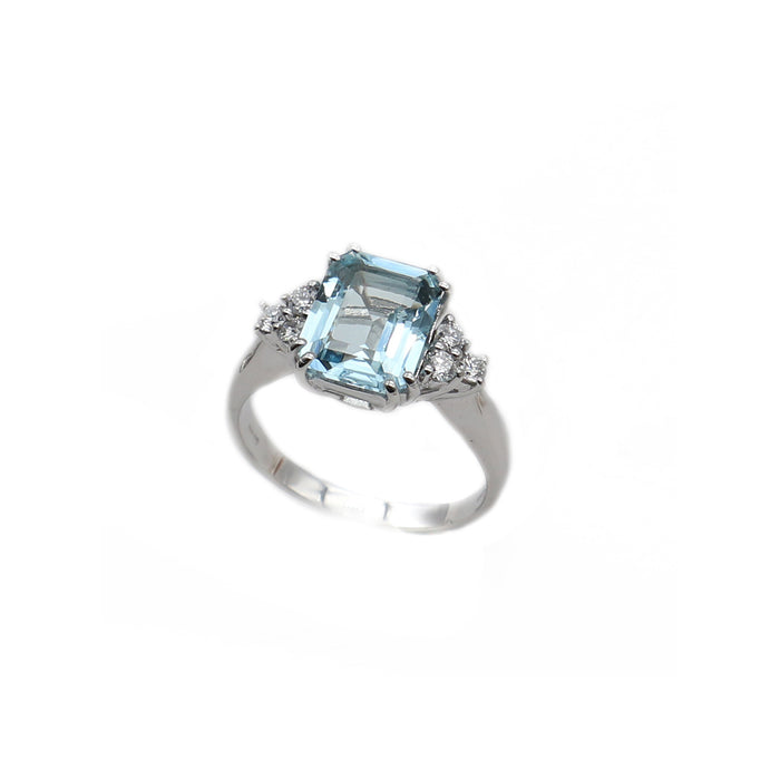 Gold ring 18 with aquamarine.