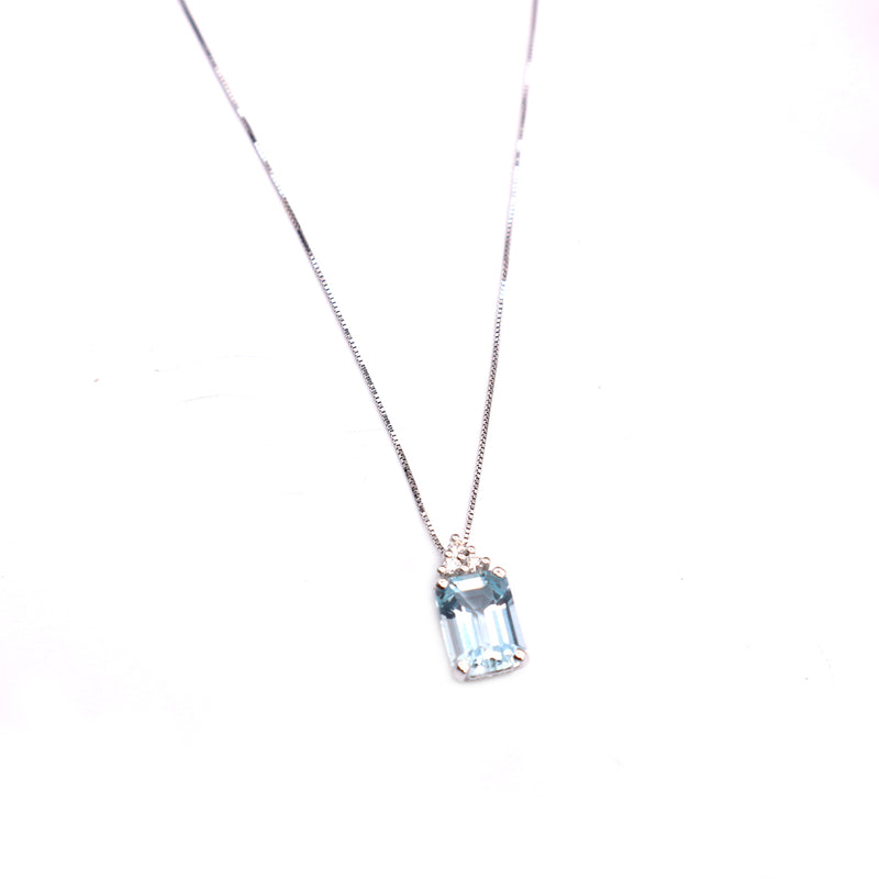 Necklace 11 in gold with aquamarine.