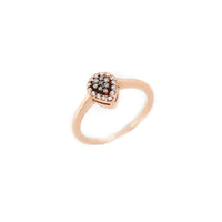 Anello in oro rosa con brillanti.
